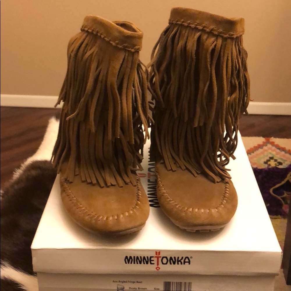 Minnetonka Ann Angled Fringe Boots Dusty Brown 8M